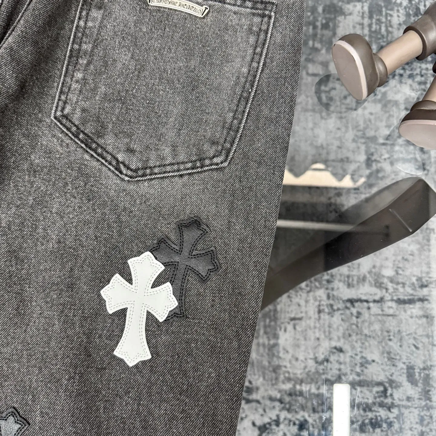 P280 Chrome Hearts city-limited flame black and white leather jeans need to be washed after the finished product is disassembled and hand-made with sheepskin cross leather and then spliced ​​together. The whole piece has too many craftsmanship to explain. The cabinet price is 34W+, the patchwork is decorated with cross flowers, and the high-waisted washed jeans! ! Absolutely high-end luxury products, 8W+ level god-level single products, super popular products, made with top heavy industry, a magic weapon that cannot be missed. About Kroxin This is an extremely luxurious fashion brand, which can also be called the aristocrats of the high street. It has always been an exclusive brand for some hipsters or rich second generation. Compared with ordinary high streets, it is more luxurious and noble. Compared with luxury brands, it has a more fashionable personality and has always been a brand that I have a special liking for. Size: 28 30 32 34 (corresponds to S-XL) Size chart: 28 Waist 76 Pants length 104 Hips 98 30 Waist 80 Pants length 105 Hips 102 32 Waist 84 Pants length 106 Hips 106 34 Waist 88 Pants length 107 Hips 110